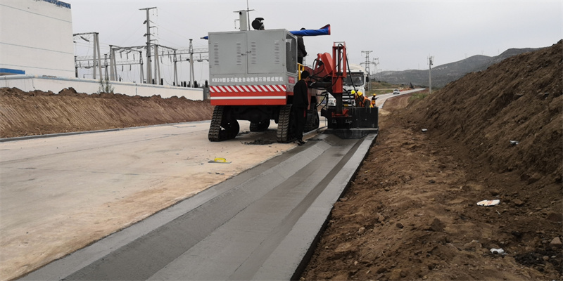 四履帶排水溝滑模機施工現(xiàn)場